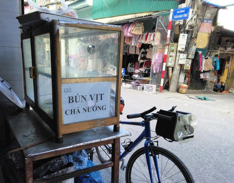 下町の食堂で昼食を食べる