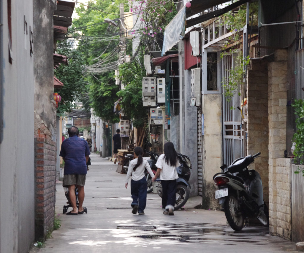 街路を手をつなぎ歩く姉妹
