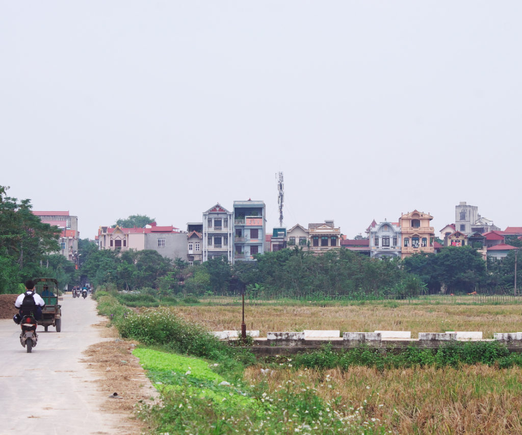 ハノイ郊外には中規模の街がたくさんある
