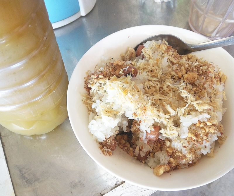 ソイと呼ばれるベトナムのおこわにはナッツやデンブがかけられていた