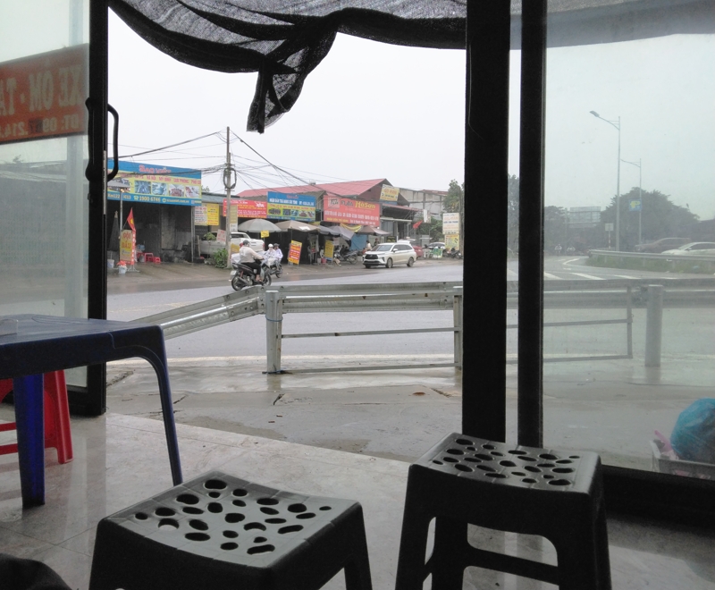 イェンバイのバス停でニンビン行きのバスを待つ