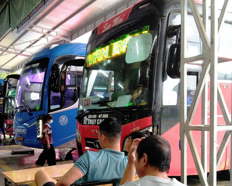 イェンバイのサービスエリアに停車する長距離バス