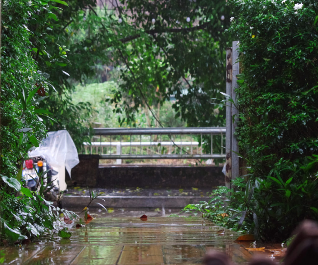 雨のイェンバイ市内とバイク