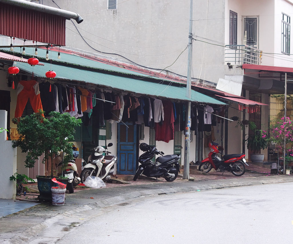 カラフルな洗濯ものが並ぶベトナムの民家